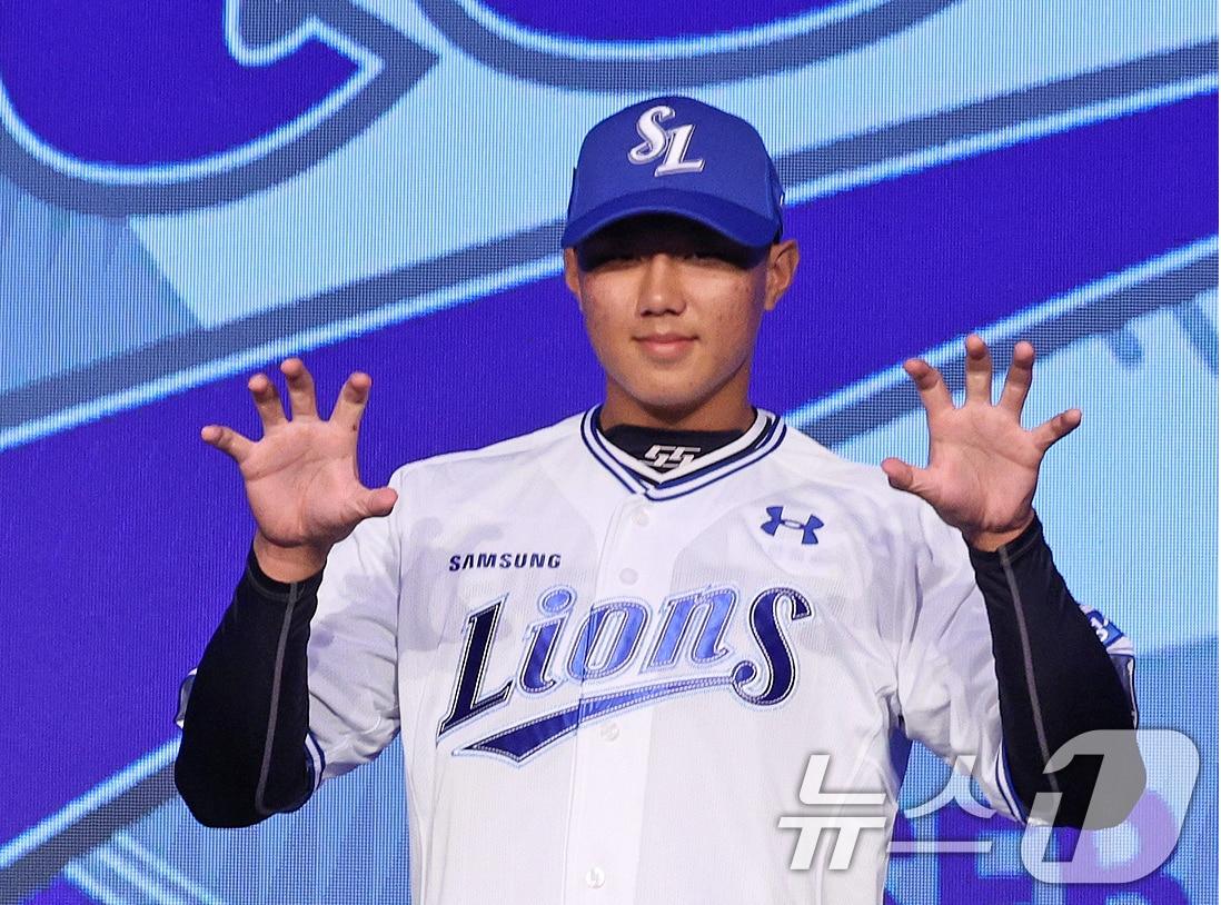 11일 오후 서울 송파구 롯데호텔 월드에서 열린 ‘2025 KBO 신인 드래프트’에서 삼성 1라운드 3순위로 지명된 배찬승&#40;대구고&#41;이 포즈를 취하고 있다. 2024.9.11/뉴스1 ⓒ News1 장수영 기자