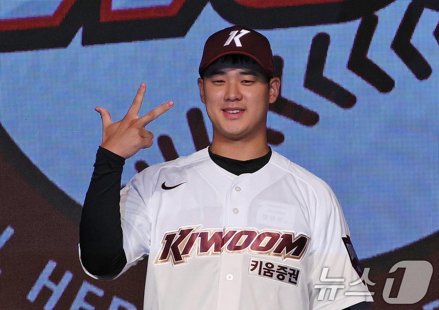 11일 오후 서울 송파구 롯데호텔 월드에서 열린 ‘2025 KBO 신인 드래프트’에서 키움 1라운드 1순위로 지명된 정현우&#40;덕수고&#41;가 포즈를 취하고 있다. 2024.9.11/뉴스1 ⓒ News1 장수영 기자