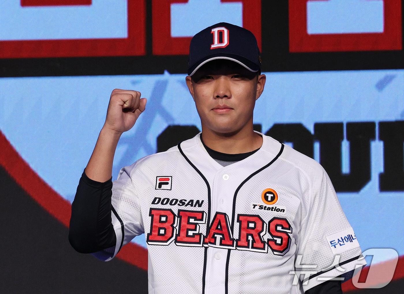 11일 오후 서울 송파구 롯데호텔 월드에서 열린 ‘2025 KBO 신인 드래프트’에서 두산 1라운드 6순위로 지명된 박준순&#40;덕수고&#41;이 포즈를 취하고 있다. 2024.9.11/뉴스1 ⓒ News1 장수영 기자