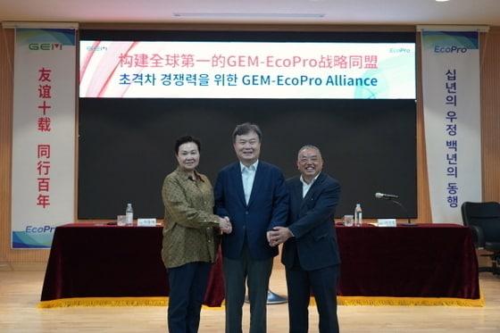 이동채 전 에코프로 회장&#40;가운데&#41;이 허개화 GEM 회장&#40;오른쪽&#41;, 왕민 GEM 부회장&#40;왼쪽&#41;과 에코프로 본사에서 초격차 경쟁력을 위한 협력 방안을 논의했다.&#40;에코프로 제공&#41;  