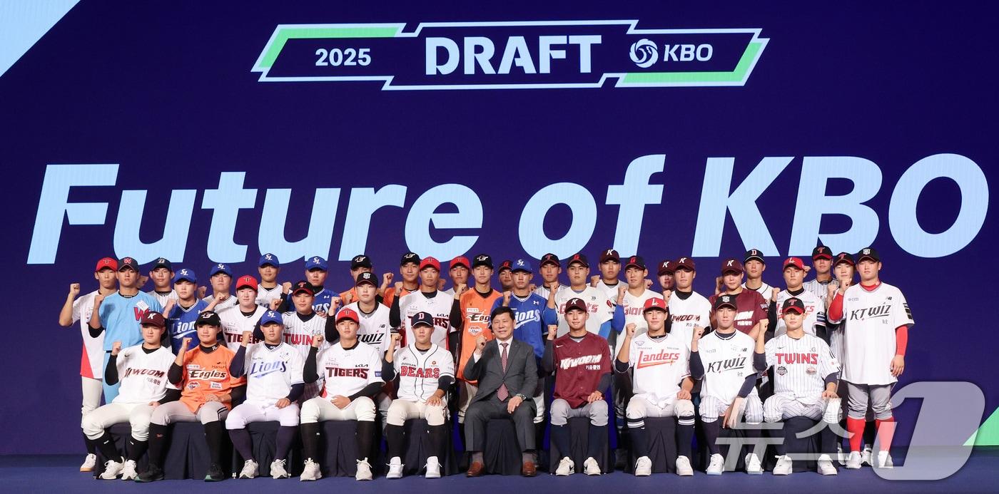 11일 오후 서울 송파구 롯데호텔 월드에서 열린 ‘2025 KBO 신인 드래프트’에서 프로팀에 지명된 신인 선수들이 허구연 총재와 함께 파이팅 포즈를 하고 있다. 2024.9.11/뉴스1 ⓒ News1 장수영 기자