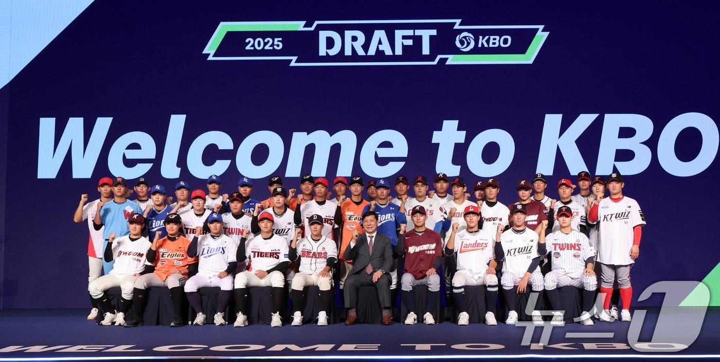 11일 오후 서울 송파구 롯데호텔 월드에서 열린 ‘2025 KBO 신인 드래프트’에서 프로팀에 지명된 신인 선수들이 허구연 총재와 함께 파이팅 포즈를 하고 있다. 2024.9.11/뉴스1 ⓒ News1 장수영 기자