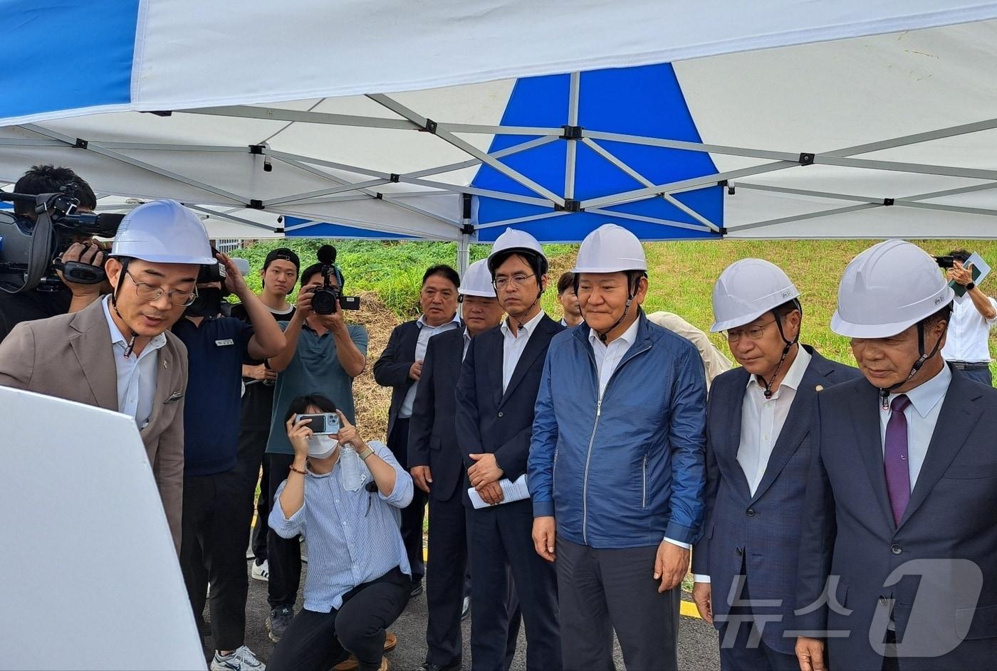 11일 이상민 행정안전부 장관이 경남 고성군 삼산면 빈집 정비 사업 현장을 점검하고 있다.2024.9.11/뉴스1 강미영기자