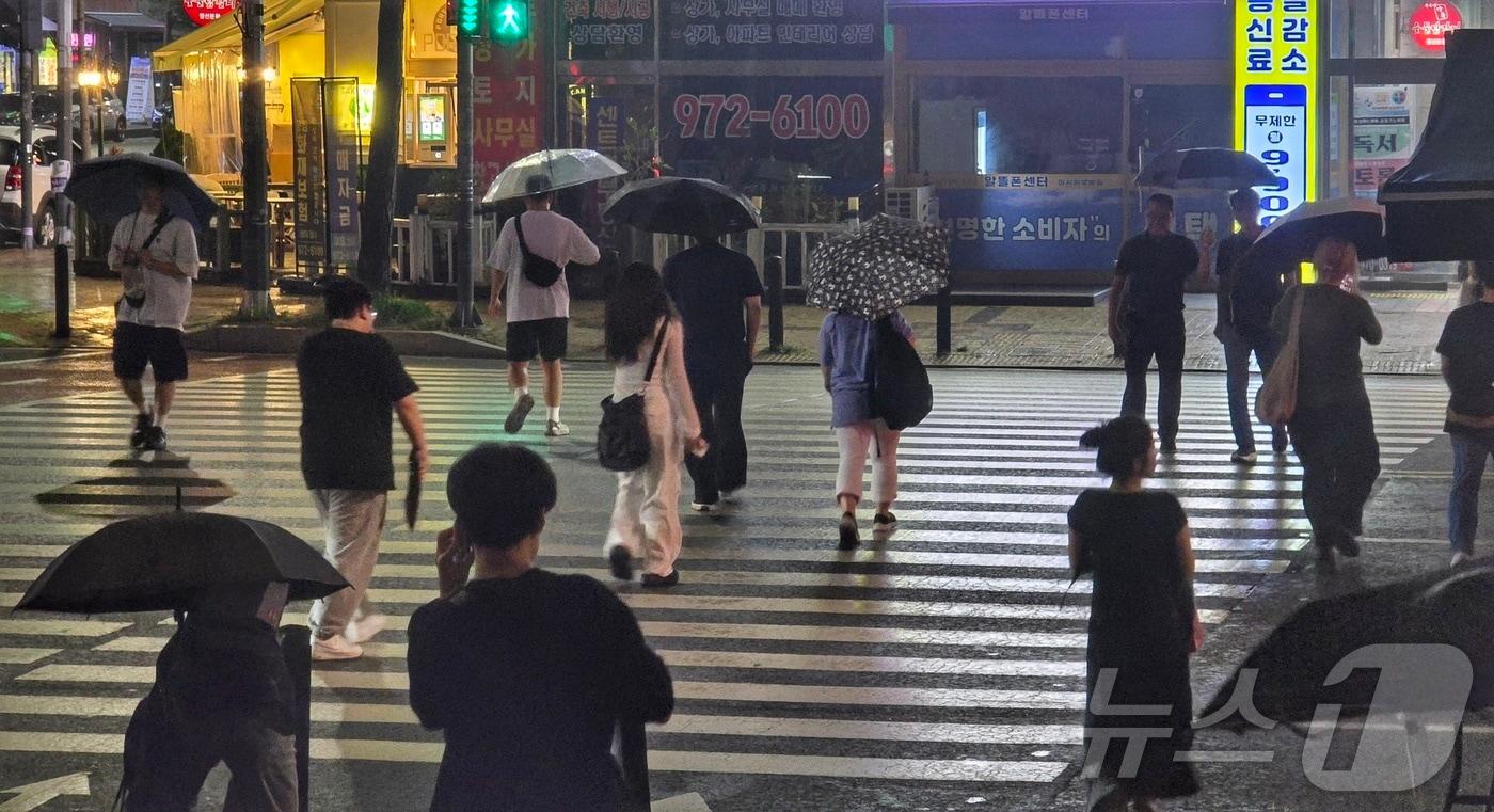 경기 고양 덕양구 KTX 행신역 인근에 강한 소나기가 내리자 시민들이 우산을 쓰고 서둘러 걸음을 옮기고 있다. 뉴스1 ⓒ News1 황덕현 기후환경전문기자