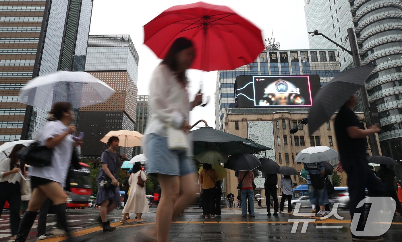 추석 연휴를 앞두고 가을비가 내린 12일 오전 서울 광화문네거리에서 시민들이 우산을 쓰고 출근길에 나서고 있다. 기상청에 따르면 전국 대부분 지역에 비가 내리면서 9월 이례적 폭염도 한풀 꺾일 것으로 전망된다. 2024.9.12/뉴스1 ⓒ News1 임세영 기자