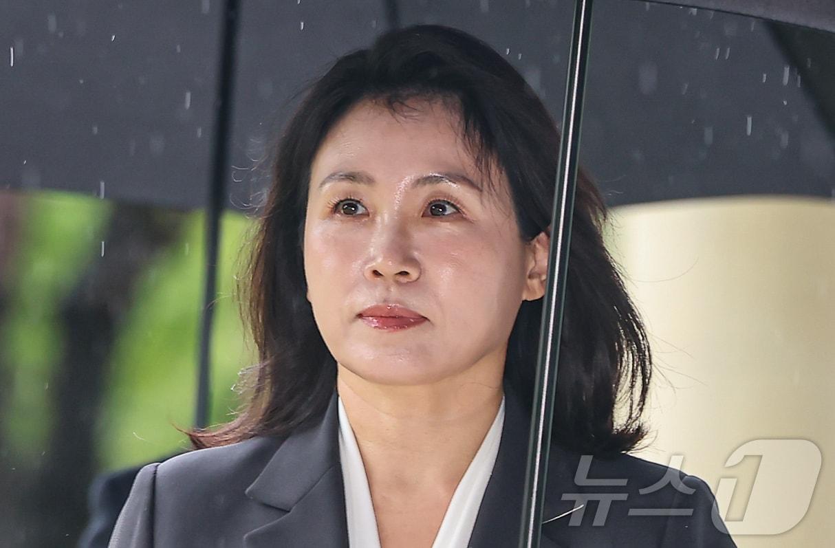 더불어민주당 이재명 대표 부인 김혜경씨가 12일 경기 수원시 영통구 수원지방법원에서 열린 공직선거법 위반 혐의 공판에 출석하고 있다. 2024.9.12/뉴스1 ⓒ News1 김도우 기자