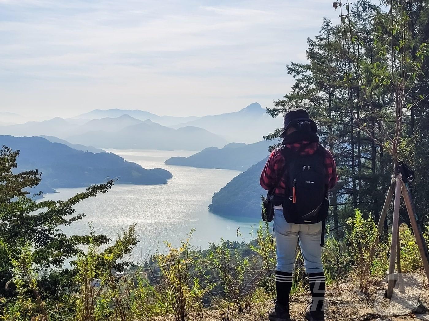  충북 충주시가 충주호를 감상하며 걷는 숲길을 조성해 눈길을 끌고 있다. 사진은 계명산 임도에서 바라본 충주호.&#40;충주시 제공&#41;2024.9.15/뉴스1