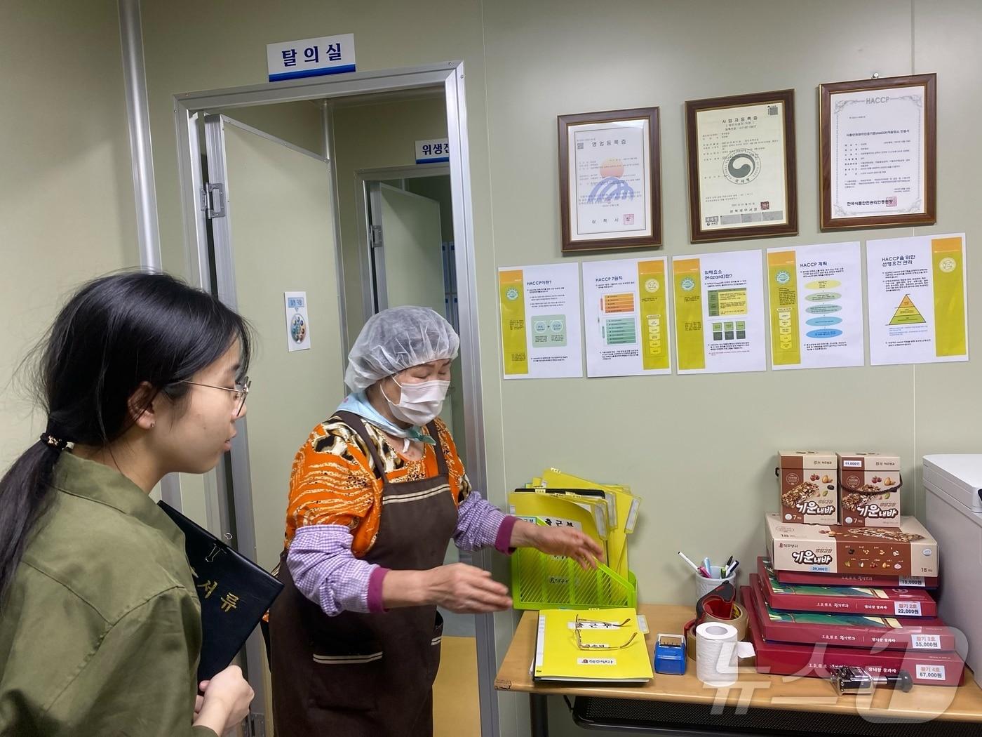 한국전력 강원본부 직원들과 특산품 판매업체가 강원지역 특산품 구매 캠페인과 관련한 회의를 하고 있다.&#40;한국전력 강원본부 제공&#41;/뉴스1