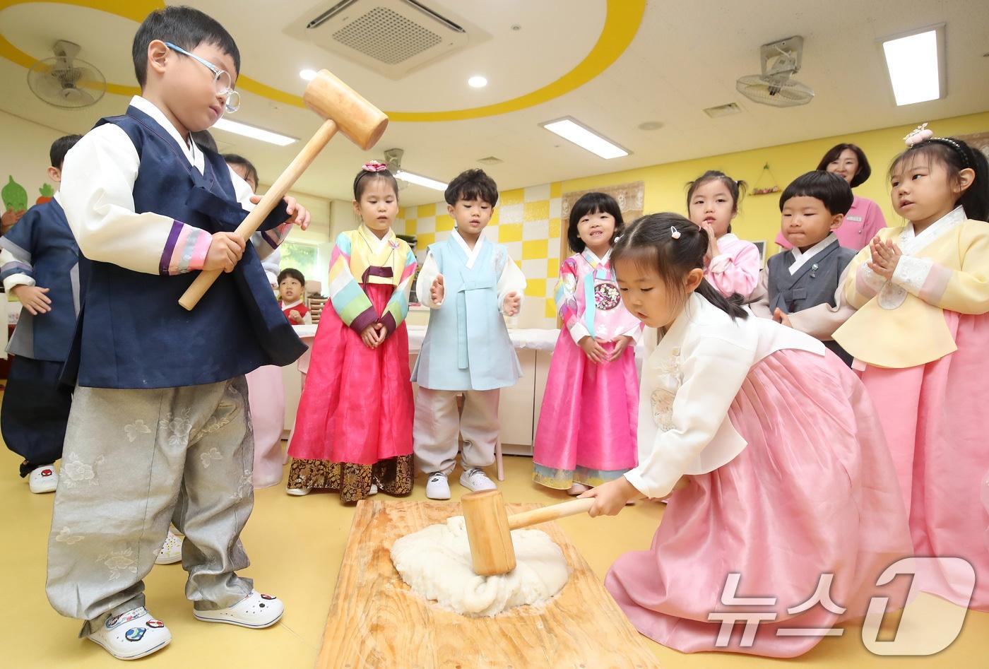 추석을 닷새 앞둔 12일 대구 수성구 황금유치원에서 인절미 만들기에 참여한 어린이들이 한복을 곱게 차려입고 떡메치기를 하고 있다. 2024.9.12/뉴스1 ⓒ News1 공정식 기자