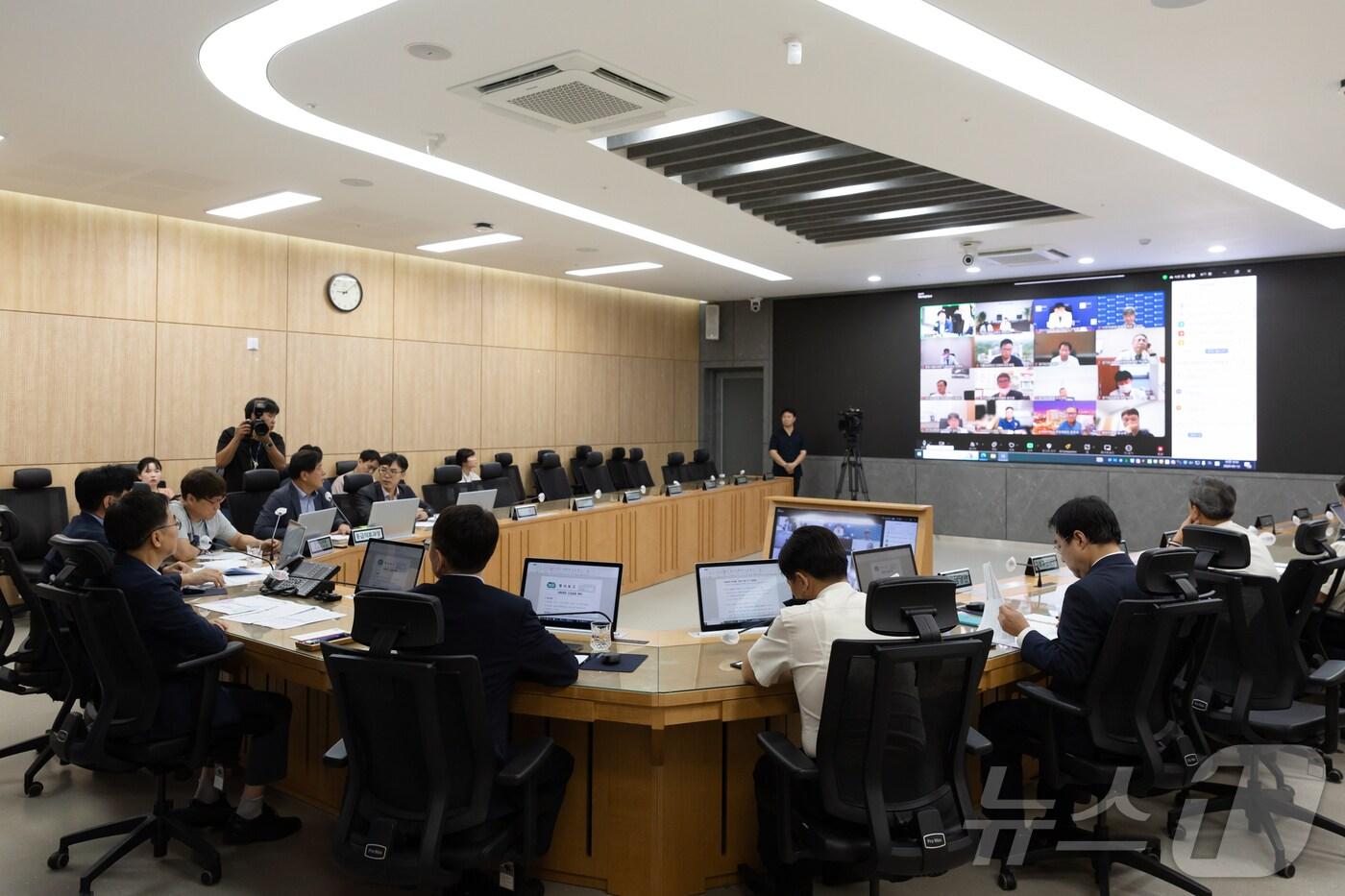 12일 오전 경기도청 재난안전상황실에서 열린 응급의료 현황 긴급점검 회의.&#40;경기도 제공&#41;