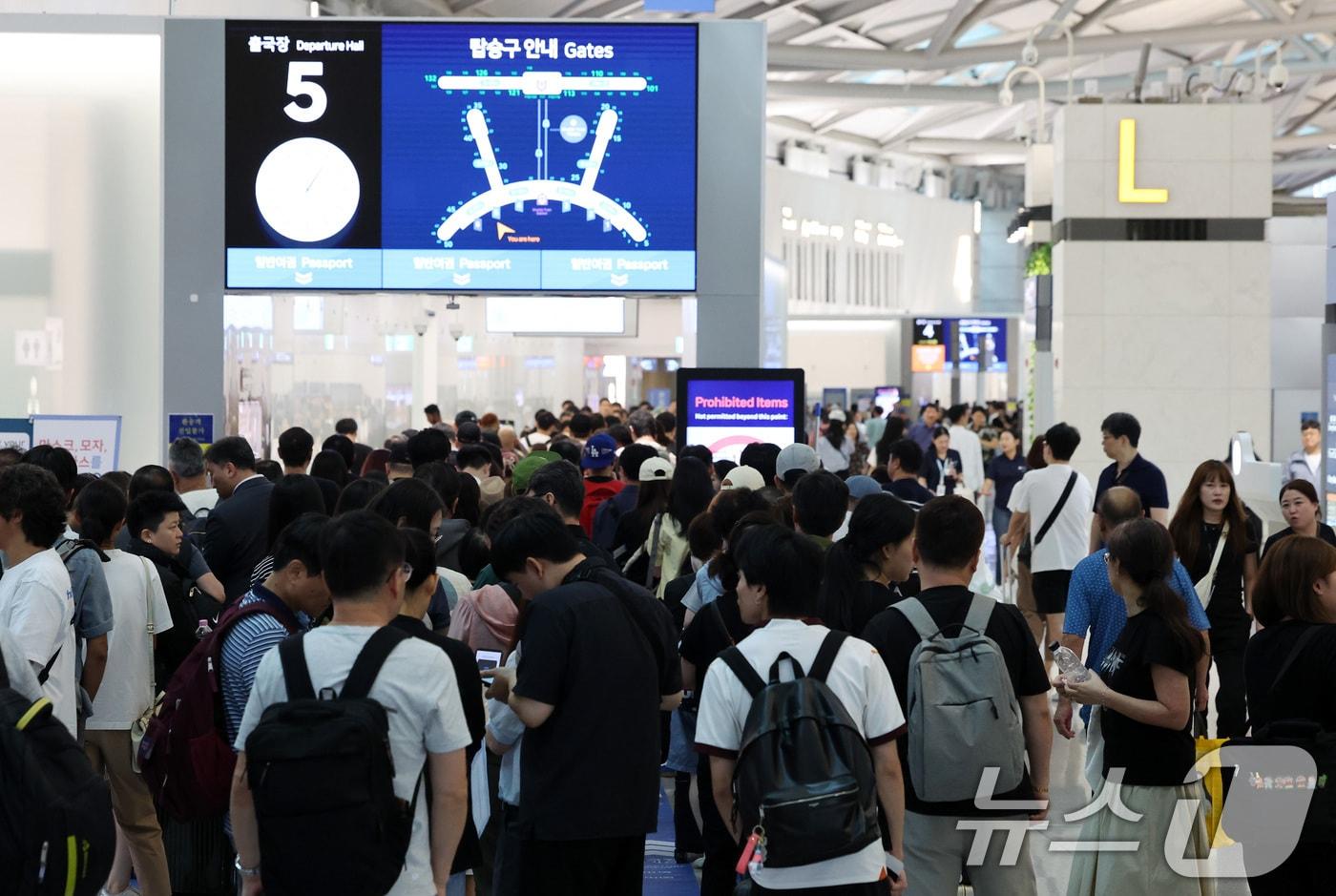 추석 연휴를 앞둔 12일 오후 인천국제공항 1터미널 출국장이 해외 여행을 떠나려는 여행객들로 붐비고 있다. 2024.9.12/뉴스1 ⓒ News1 이동해 기자