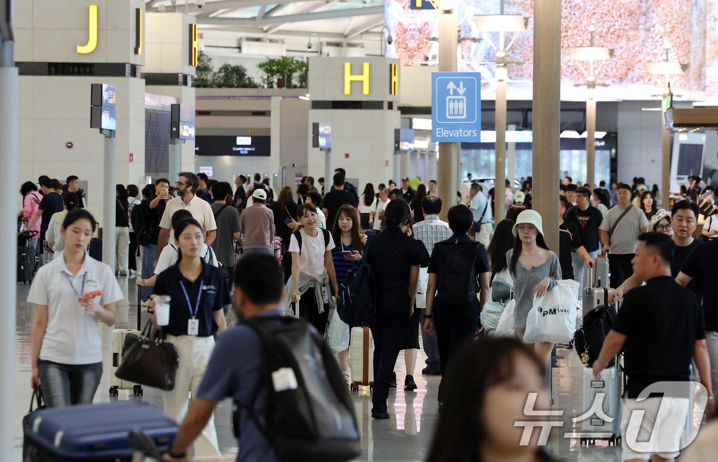 금융감독원은 엔데믹&#40;Endemic&#41; 이후 해외 여행수요가 증가하면서 카드 도난·분실, 위·변조 등 제3자에 의한 부정사용이 증가하고 있어 주의 등급의 소비자 경보를 19일 발령했다. 인천국제공항 1터미널 출국장이 해외 여행을 떠나려는 여행객들로 붐비고 있다.2024.9.12/뉴스1 ⓒ News1 이동해 기자