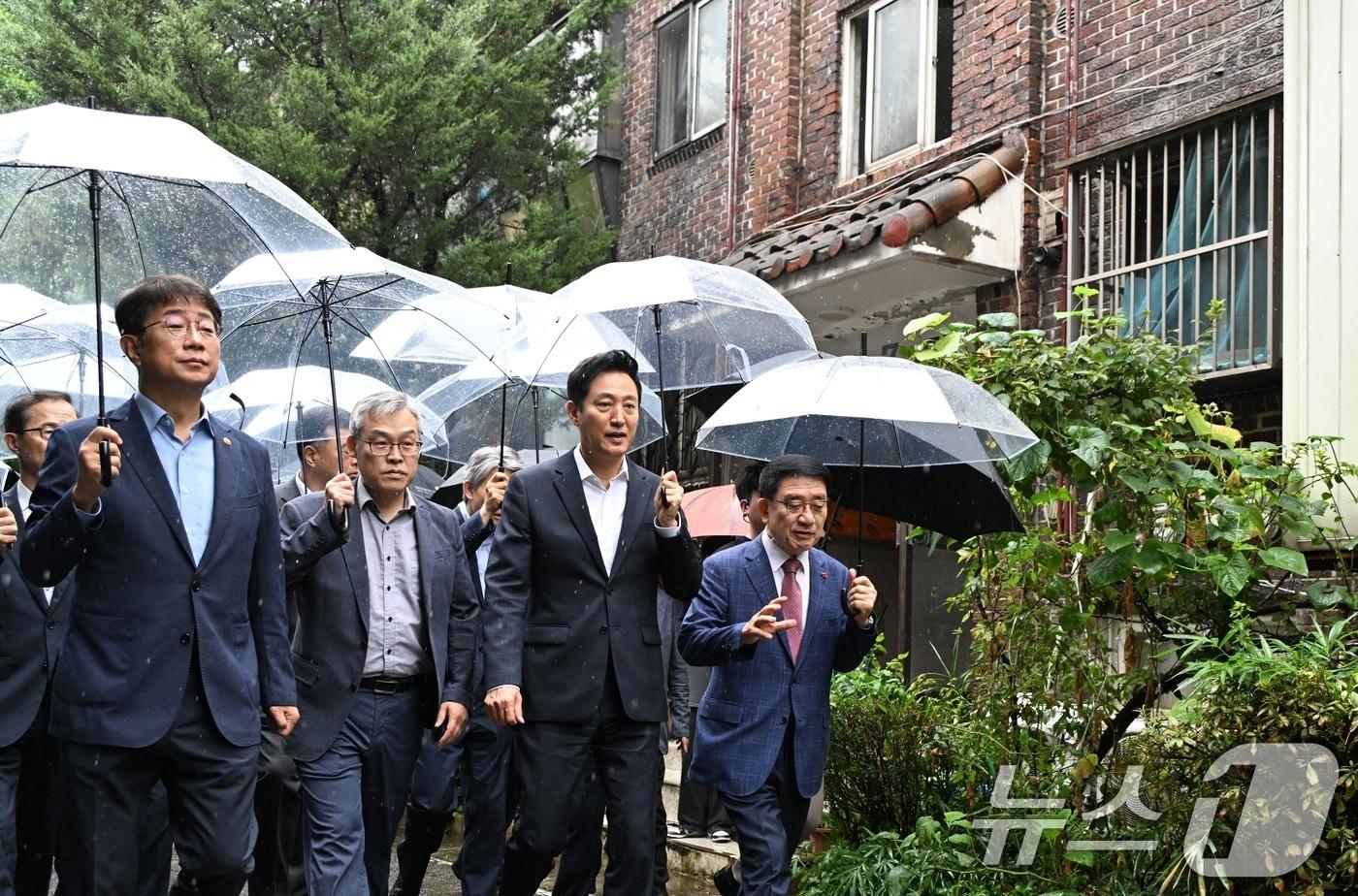 오세훈 서울시장이 박상우 국토교통부 장관 등과 12일 서울 구로구 온수동 주택 재건축 사업지를 둘러보고 있다. &#40;서울시 제공&#41; 2024.9.12/뉴스1