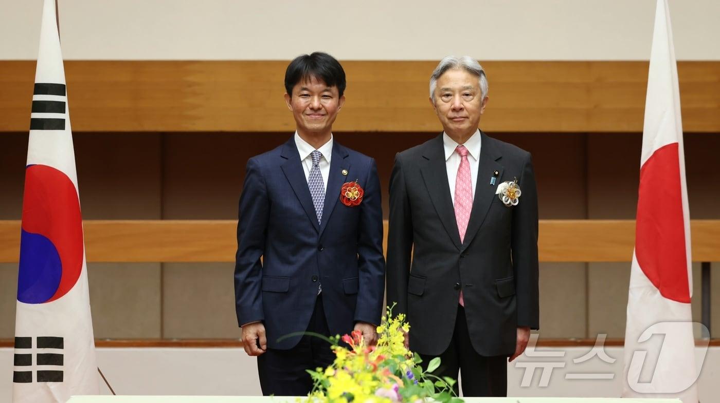 용호성 문화체육관광부 1차관은 12일 오전 일본 교토 교토국제회관에서 열린 한일 문화장관 회의에서 모리야마 마사히토 문부과학성 대신에게 &#39;한일 문화교류 확대를 위한 양해각서&#40;MOC&#41; 체결&#39;을 제안했다. &#40;문화체육관광부 제공&#41;   