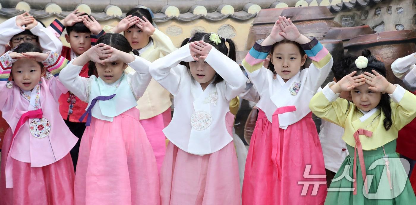 12일 부산진구청 어린이집에서 한복을 곱게 차려 입은 원생들이 큰절하는 법을 배우고 있다. 2024.9.12/뉴스1 ⓒ News1 윤일지 기자