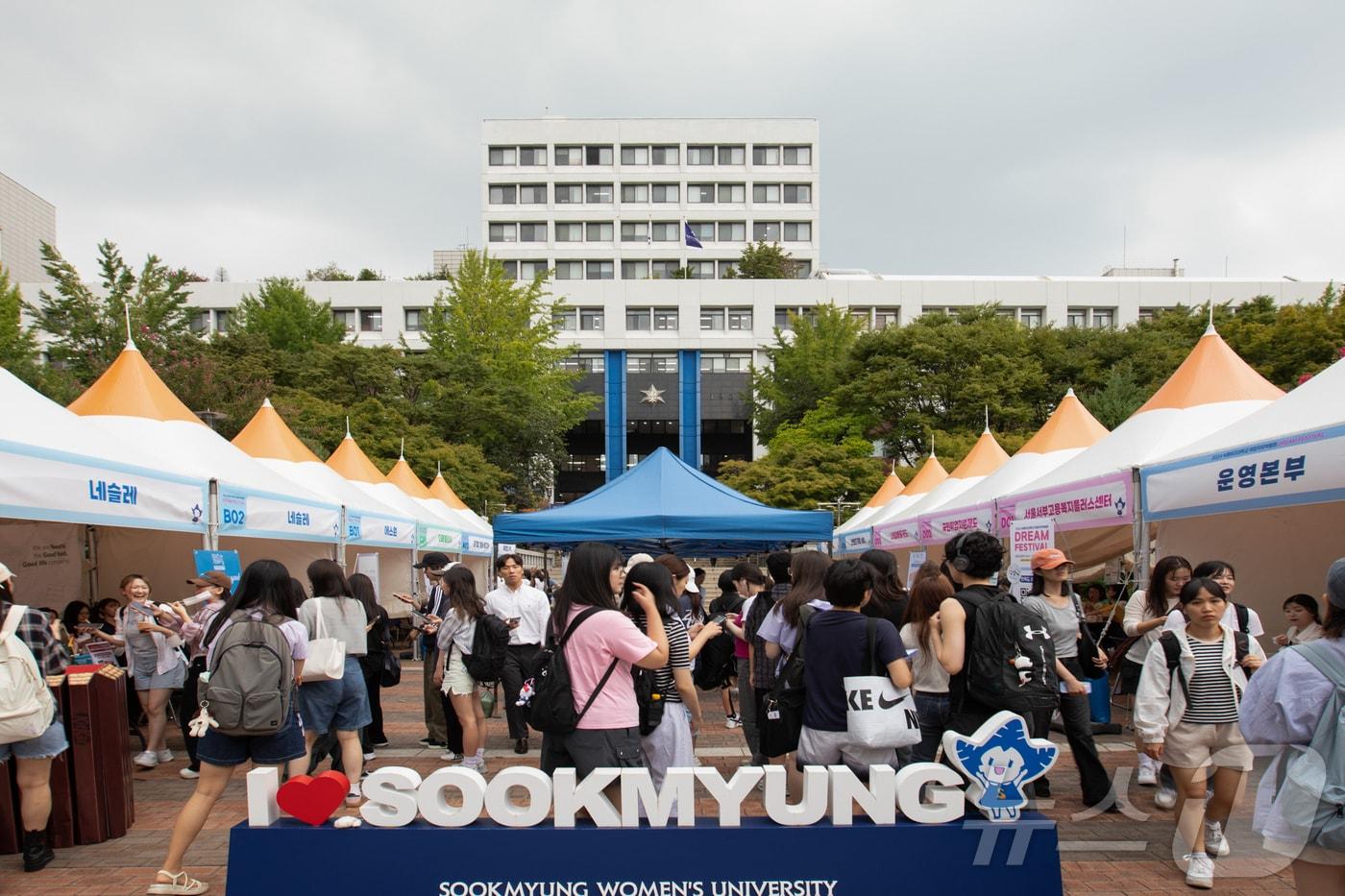 지난 11일 서울 용산구 숙명여대 순헌관광장에서 열린 숙명여대 대학일자리플러스센터 취업직무박람회 &#39;드림 페스티벌&#39; 현장의 모습 &#40;숙명여대 제공&#41;