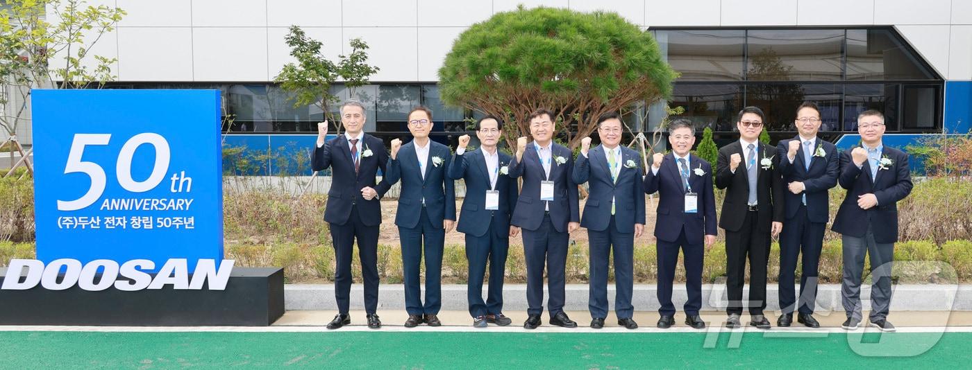 12일 전북자치도 김제 지평선산단에서 &#40;주&#41;두산의 전자사업 김제공장 준공식이 개최된 가운데 김관영 도지사와 문홍성 두산대표, 유승우 두산 전자BG장 사장, 정성주 김제시장을 비롯한 참석자들이 기념촬영을 하고 있다.&#40;전북자치도 제공&#41;/뉴스1 