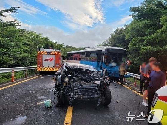  법원이 제주시와 서귀포시를 잇는 산간도로에서 무면허 운전을 하다가 중앙선 침범 사고를 잇따라 내고 도주한 40대에게 징역 5년을 선고했다. 사고 현장 모습./뉴스1