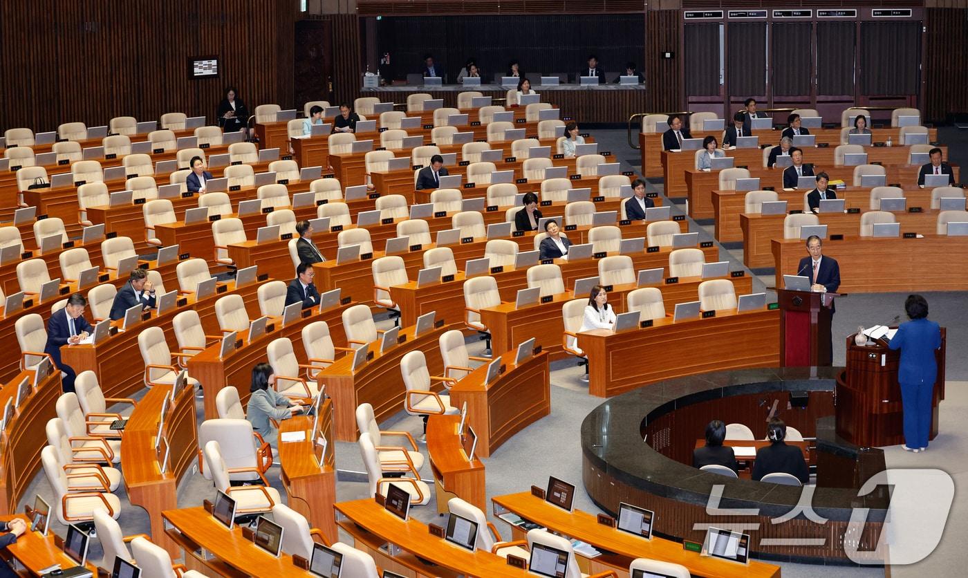 한덕수 국무총리가 12일 오후 서울 여의도 국회 본회의장에서 남인순 더불어민주당 의원의 교육·사회·문화 분야 대정부질문에 답변하는 가운데 의원석이 대부분 비어 있다. 2024.9.12/뉴스1 ⓒ News1 안은나 기자