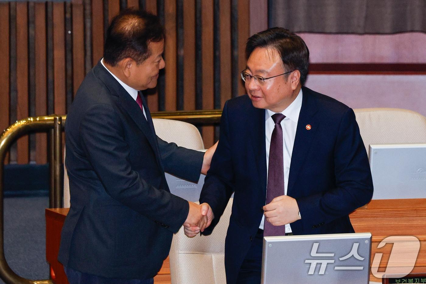 조규홍 보건복지부 장관&#40;오른쪽&#41;과 이상민 행정안전부 장관이 12일 오후 서울 여의도 국회 본회의장에서 교육·사회·문화 분야 대정부질문에 앞서 인사를 나누고 있다. 2024.9.12/뉴스1 ⓒ News1 안은나 기자