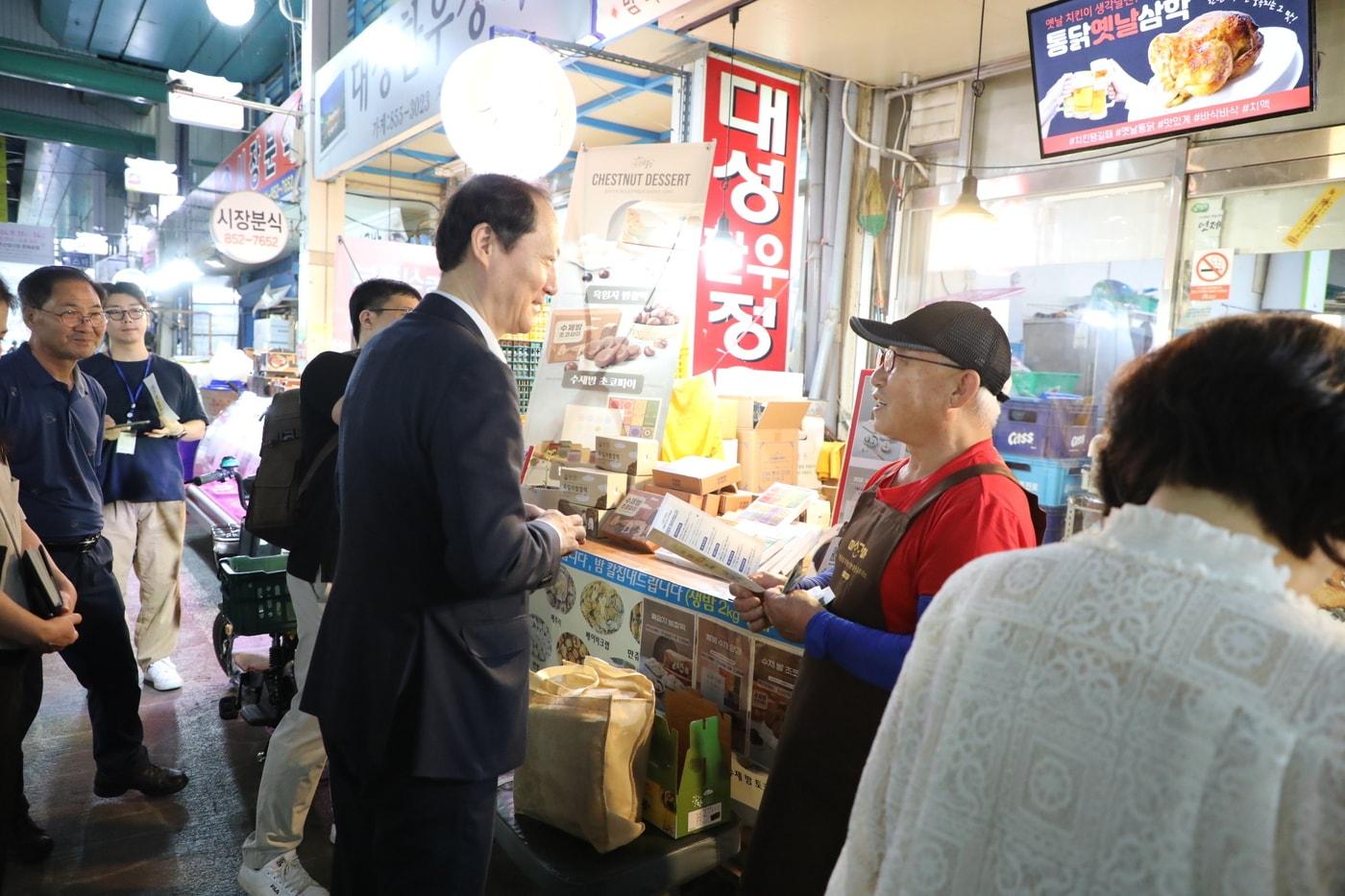 12일 오후 충남 공주시 산성시장을 찾은 이완규 법제처장이 리플렛을 나눠주며 상인과 이야기를 나누고 있다.&#40;법제처 제공&#41;