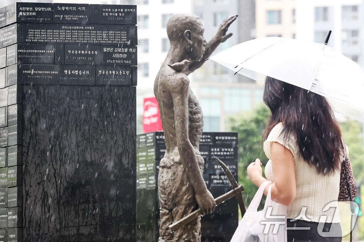 일본이 사도광산 유네스코 세계유산 등재를 위해 약속한 추도식이 일본 정부가 아닌 민간단체 주최로 개최될 예정인 것으로 확인됐다. 외교부는 당초 지난 7월 말 사도광산 세계유산 등재 관련 보도자료에서 &#39;일본 측이 향후 사도광산 노동자들을 위한 추도식을 매년 사도섬에서 개최할 것이라고 설명했다&#39;고만 전하고 행사 주최는 구체화하지 않았었다. 12일 서울 용산구 용산역광장에 강제징용 노동자상과 후원자 명비가 설치돼 있다. 2024.9.12/뉴스1 ⓒ News1 민경석 기자