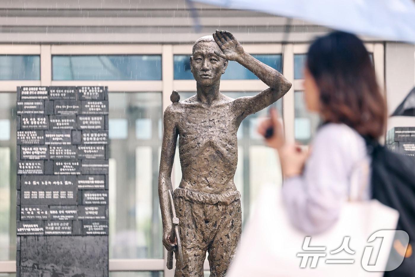 서울 용산구 용산역광장에 설치된 강제징용 노동자상이 비를 맞고 서있다. /뉴스1 ⓒ News1 민경석 기자