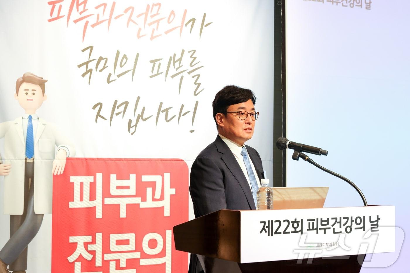 강훈 대한피부과학회장이 12일 웨스틴 조선 서울에서 &#39;제22회 피부건강의 날&#39; 기념 기자간담회에서 답변하고 있다.&#40;대한피부과학회 제공&#41;