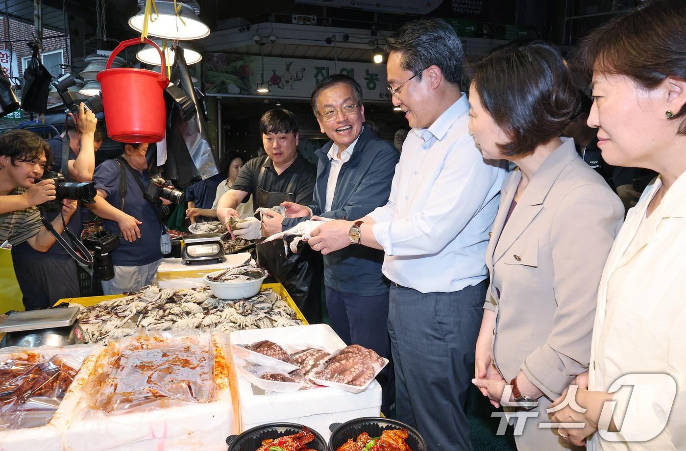 추석 연휴를 이틀 앞둔 12일 오후 서울 마포구 망원시장에 방문한 최상목 경제부총리 겸 기획재정부 장관&#40;왼쪽부터&#41;과 강도형 해양수산부 장관, 오영주 중소벤처기업부 장관, 송미령 농림축산식품부 장관이 수산물을 살펴보고 있다. 2024.9.12/뉴스1 ⓒ News1 장수영 기자