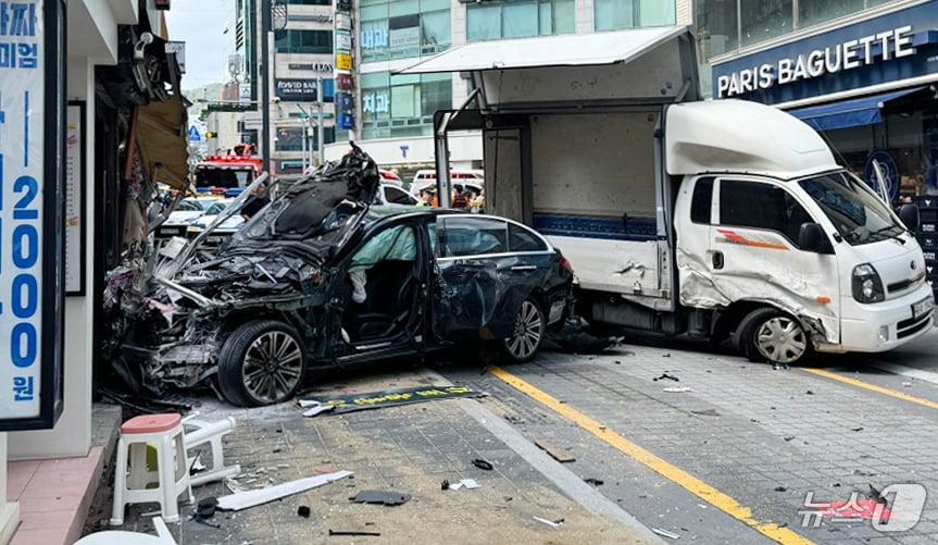 부산 해운대구 어귀삼거리에서 벤츠 차량이 인도로 돌진해 행인 2명이 숨지는 사고가 발생한 가운데 소방대원과 경찰이 현장을 수습하고 있다. &#40;부산소방재난본부 제공&#41; 2024.9.12/뉴스1 ⓒ News1 윤일지 기자