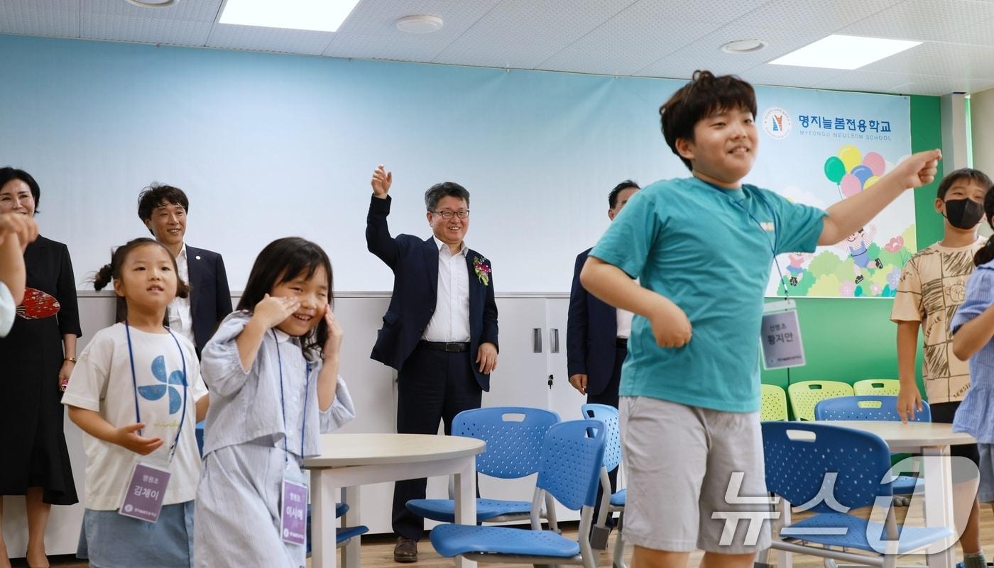 오석환 교육부 차관이 9월 12일 부산 강서구에 개교한 명지늘봄전용학교에서 늘봄 프로그램 운영 현장을 참관하고 있다. &#40;교육부 제공&#41; /뉴스1