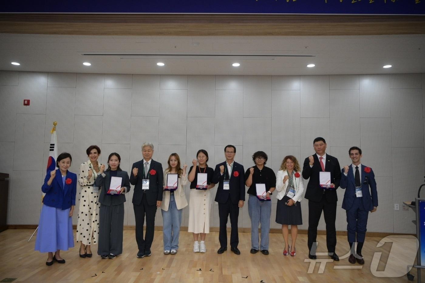  12일 충북 음성군은 반기문 평화기념관에서 평화학습도시 글로벌 포럼을 열었다고 밝혔다. 사진은 단체사진.&#40;음성군 제공&#41;2024.9.12/뉴스1