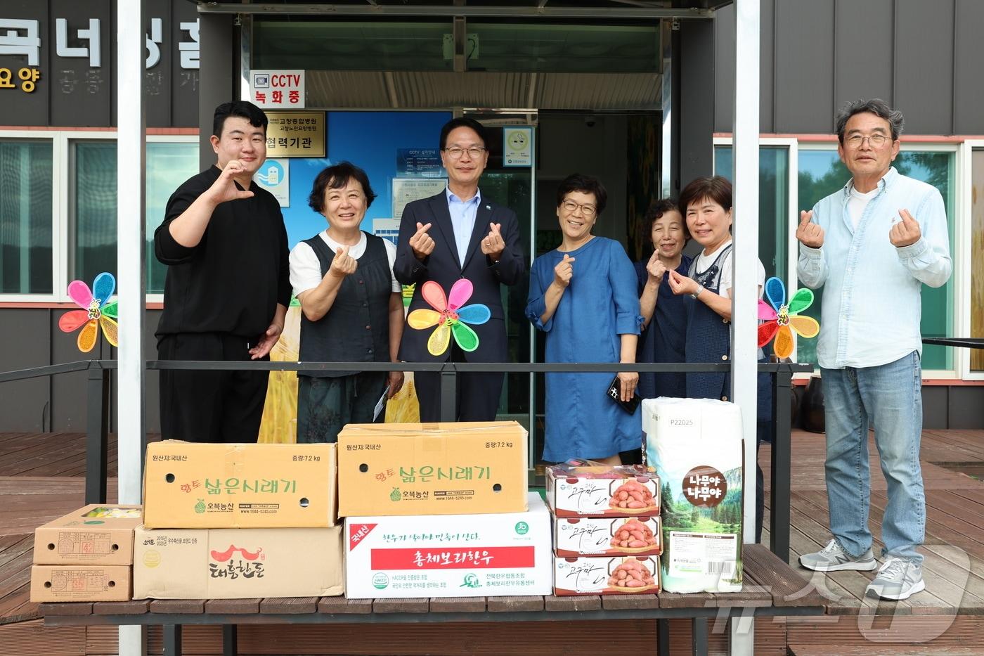  심덕섭 전북자치도 고창군수가 추석 명절을 앞두고 ‘군민모두가 행복한 활력넘치는 고창’을 위해 12일 사회복지시설과 취약가정을 방문했다.