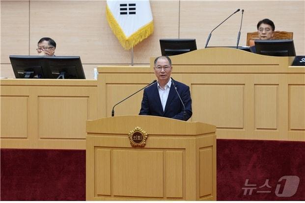 이규현 도의원이 12일 본회의장에서 &#39;수도권 개발제한구역 해제 즉각 중단 촉구 건의안’을 대표발의 하고 있다.&#40;전남도의회 제공&#41;/뉴스1 