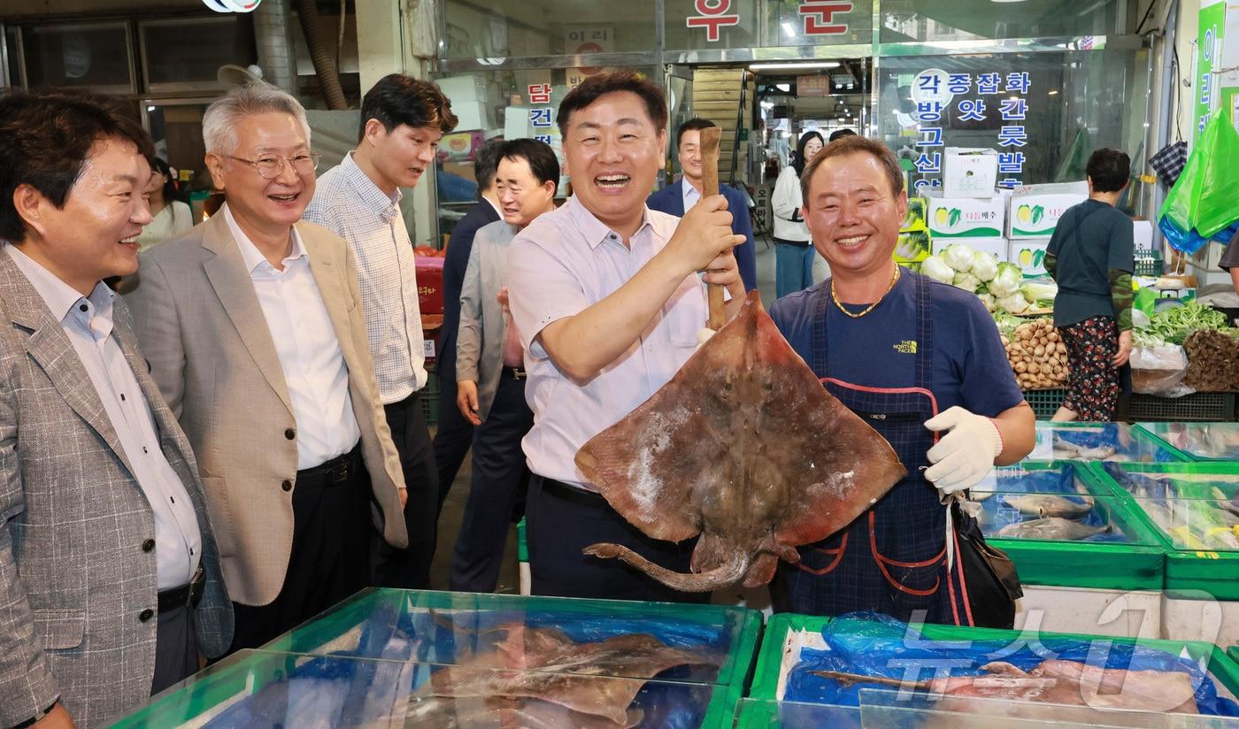 12일 김관영 전북자치도지사가 익산 북부시장에서 추석맞이 전통시장 장보기를 하고 있다.&#40;전북자치도 제공&#41;/뉴스1 