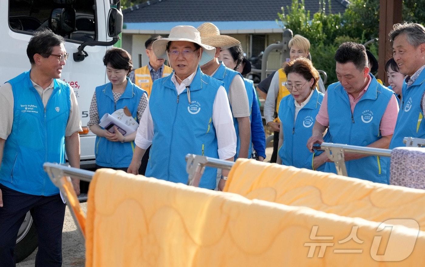 김영록 전라남도지사가 12일 진도군 군내면 연산마을에서 열린 우리동네 복지기동대 현장활동에 참석, 지원가구 및 복지기동대원들를 격려하고 있다.&#40;전남도 제공&#41; 2024.9.12/뉴스1