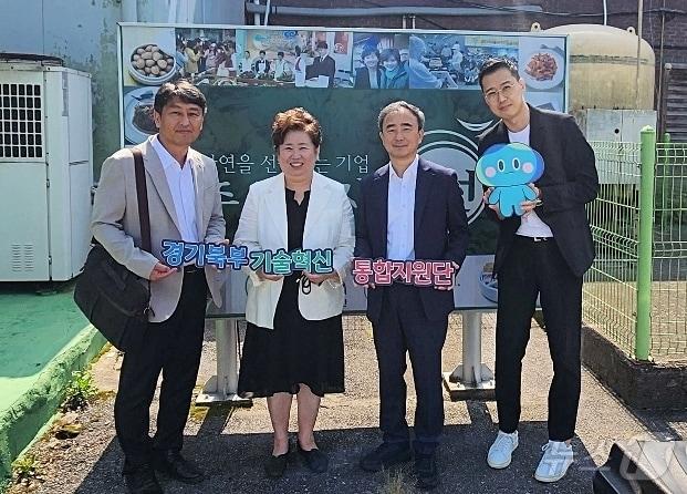 경기도경제과학진흥원이 ‘경기북부 기술혁신통합지원단’의 하나로 외국인 노동자 고용사업장의 기업 애로사항을 청취하고 해결방안을 모색하기 위해 현장방문을 진행했다.&#40;경기도경제과학진흥원 제공&#41;/