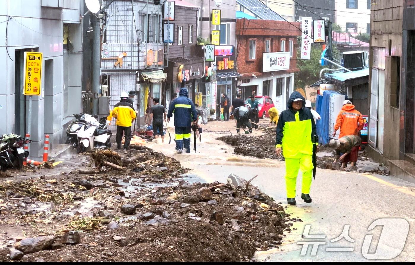 12일 경북 울릉군 울릉읍 지역에 국지성 호우로 인한 피해가 발생한 가운데 주민들이 도로를 덮은 토사를 치우고 있다. &#40;울릉군제공&#41; 2024.9.12/뉴스1 ⓒ News1 최창호 기자