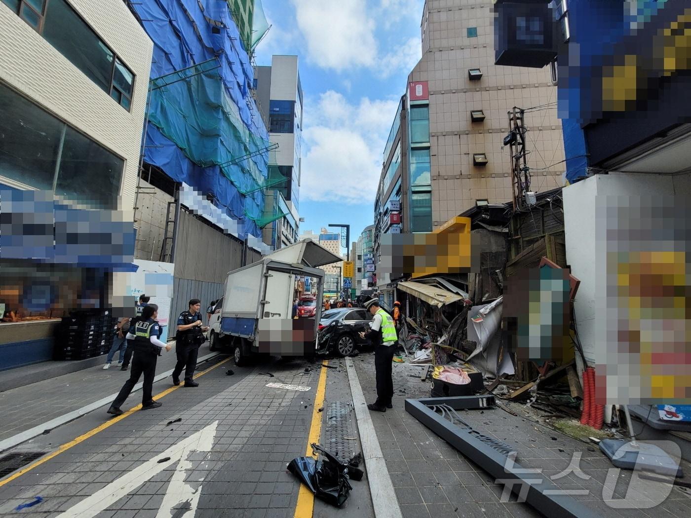 12일 오후 해운대구 어귀삼거리 사고 현장에서 경찰이 현장을 수습하고 있다.2024.9.12.&#40;부산경찰청 제공&#41;