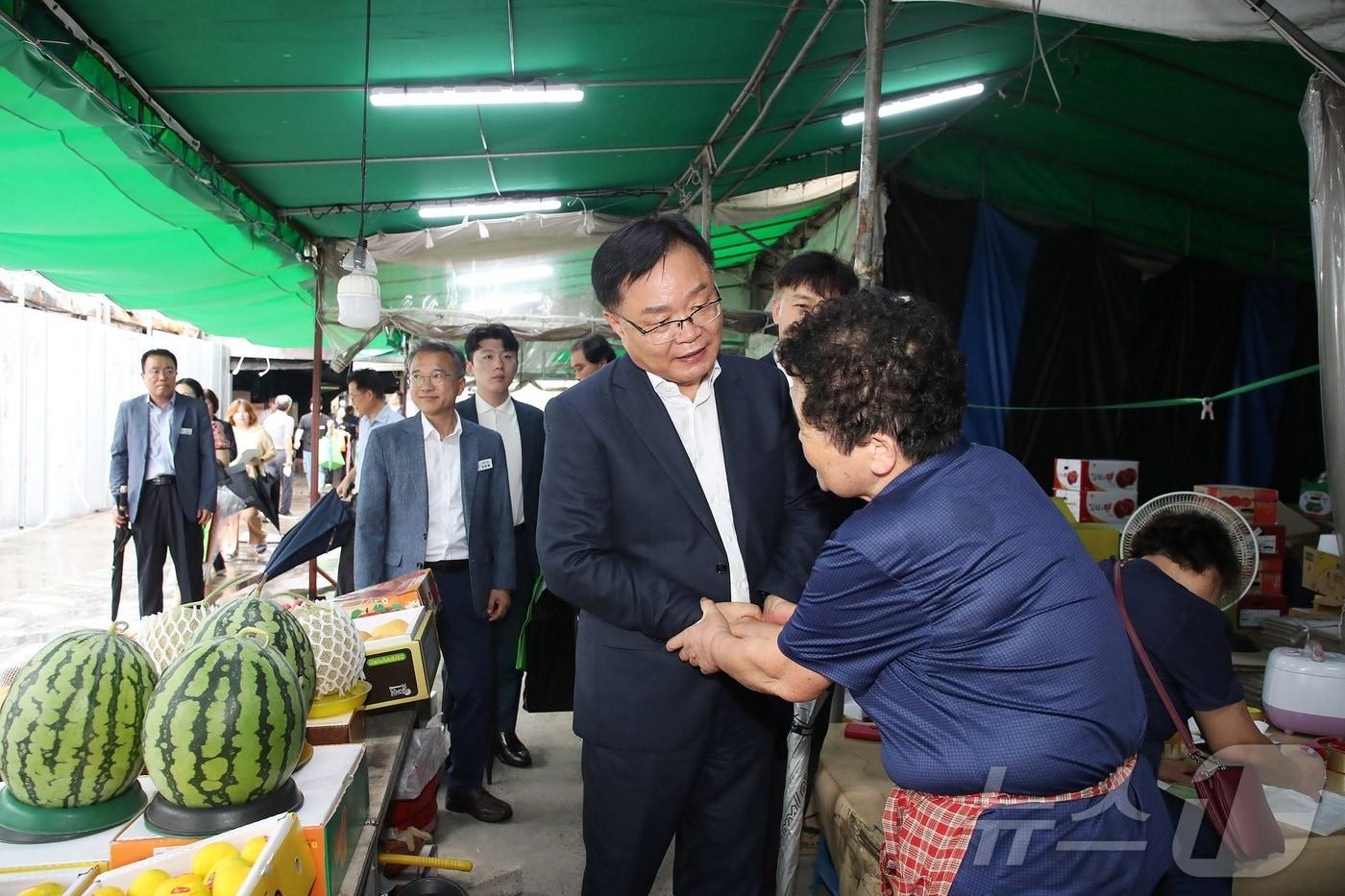 홍남표 창원시장이 화재로 피해를 입은 마산어시장 청과시장 상인을 위로하고 있다.&#40;창원시 제공&#41;