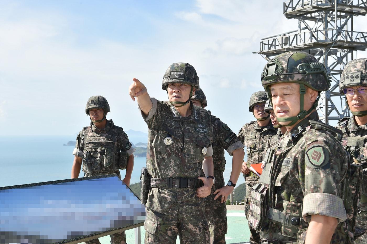 김명수 합참의장&#40;가운데&#41;이 육군 31사단 해안감시 레이더기지에서 해안 경계작전 태세를 점검하고 있다.&#40;합동참모본부 제공&#41;