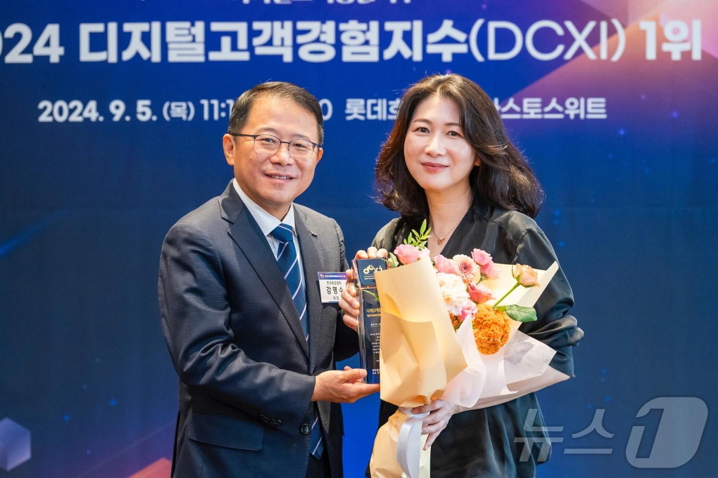 지난 5일 서울 소공동 롯데호텔에서 진행된 &#39;디지털 고객 경험지수&#40;DCXI&#41;&#39; 인증 수여식에서 한국표준협회 강명수 회장&#40;왼쪽&#41;과 삼성전자 이보나 상무가 기념 촬영을 하고 있다&#40;삼성전자 제공&#41;. ⓒ 뉴스1