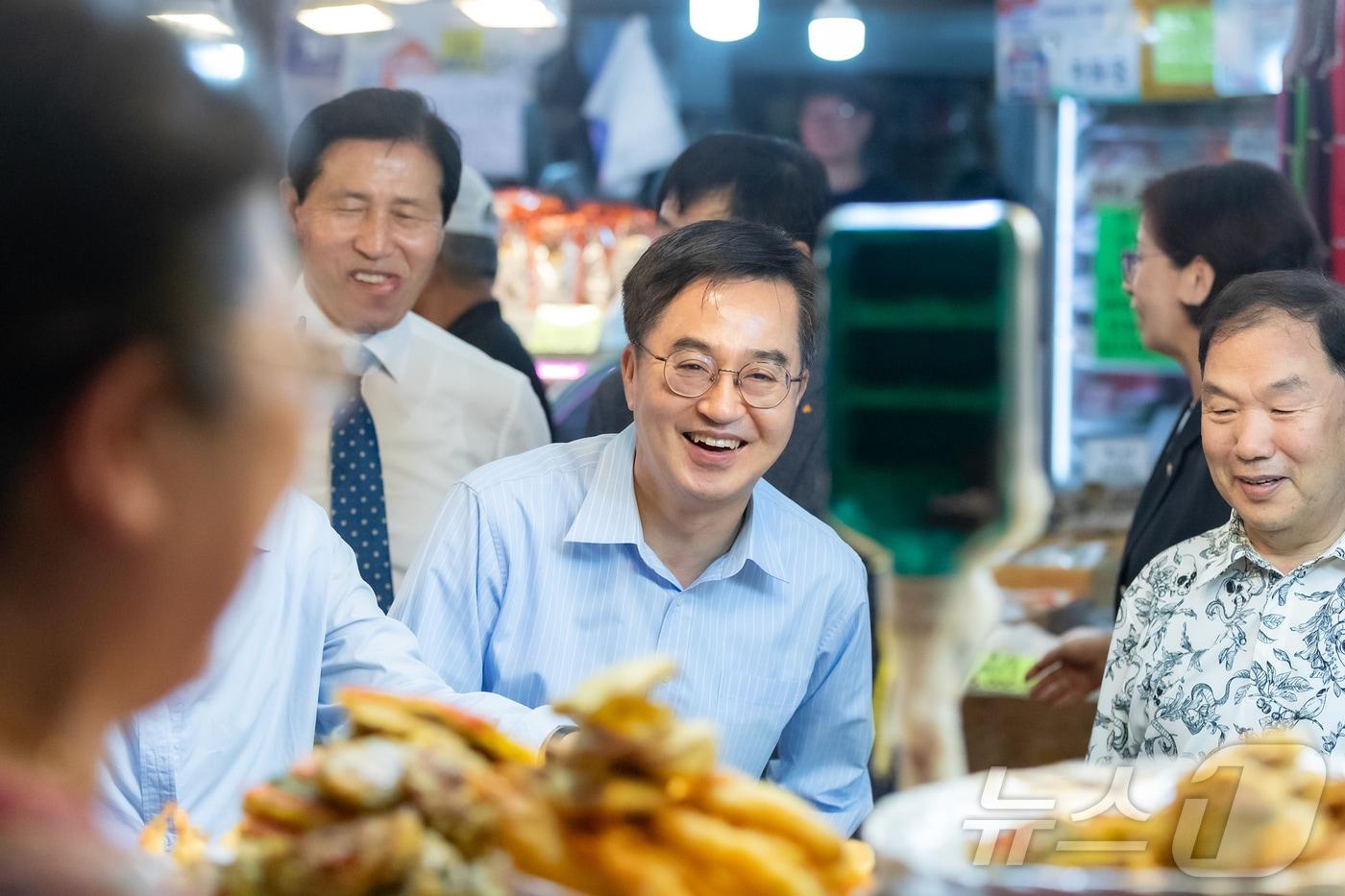 추석 연휴를 앞두고 지난 12일 산본전통시장을 찾은 김동연 경기도지사.&#40;경기도 제공&#41;