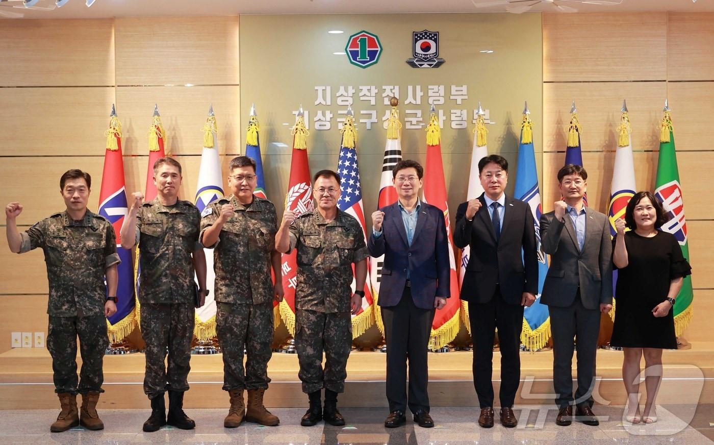 이상일 용인시장이 12일 지상작전사령부를 방문해 군 관계자들을 격려했다.&#40;용인시 제공&#41;