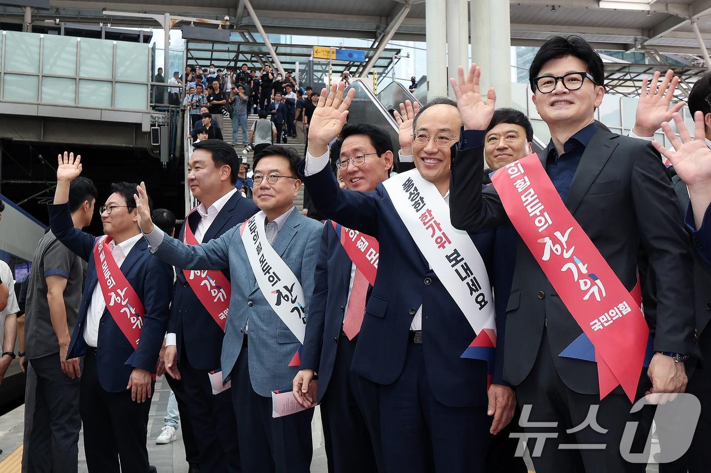 국민의힘 한동훈 대표와 추경호 원내대표 등 의원들이 13일 오전 서울 용산구 서울역에서 시민들에게 추석 귀성 인사를 하고 있다. 2024.9.13/뉴스1 ⓒ News1 이동해 기자