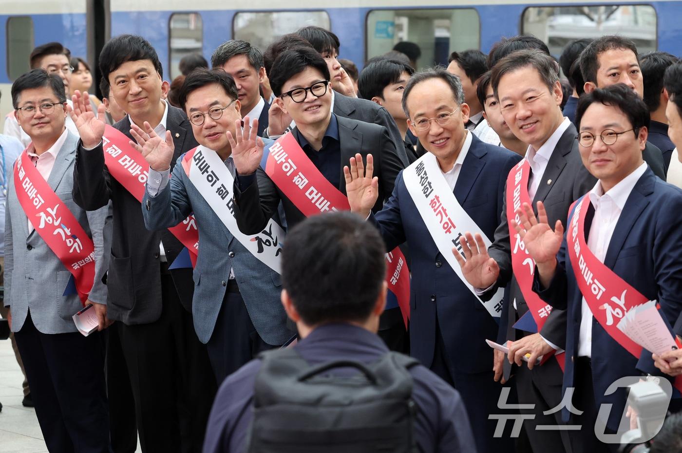 한동훈 국민의힘 대표 등 지도부가 13일 오전 서울역에서 추석 귀성 인사를 하고 있다. &#40;공동취재&#41; 2024.9.13/뉴스1 ⓒ News1 이동해 기자