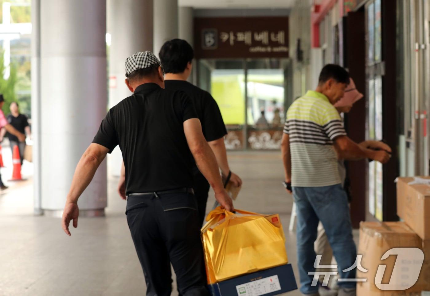 추석 연휴인 지난 13일 광주 서구 광천동 유스퀘어 종합버스터미널에서 명절 선물을 든 시민이 이동하고 있다. /뉴스1 ⓒ News1 박지현 기자