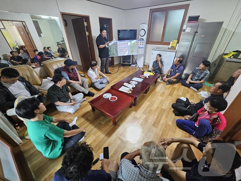 전북자치도 진안군이 마을하수도가 신설되는 주민을 대상으로 사업 설명회를 하고 있다.&#40;진안군제공&#41;2024.9.13/뉴스1