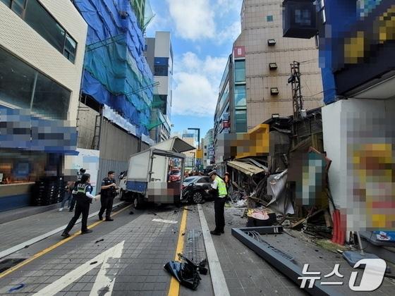 12일 오후 해운대구 어귀삼거리 사고 현장에서 경찰이 현장을 수습하고 있다.2024.9.12.&#40;부산경찰청 제공&#41;