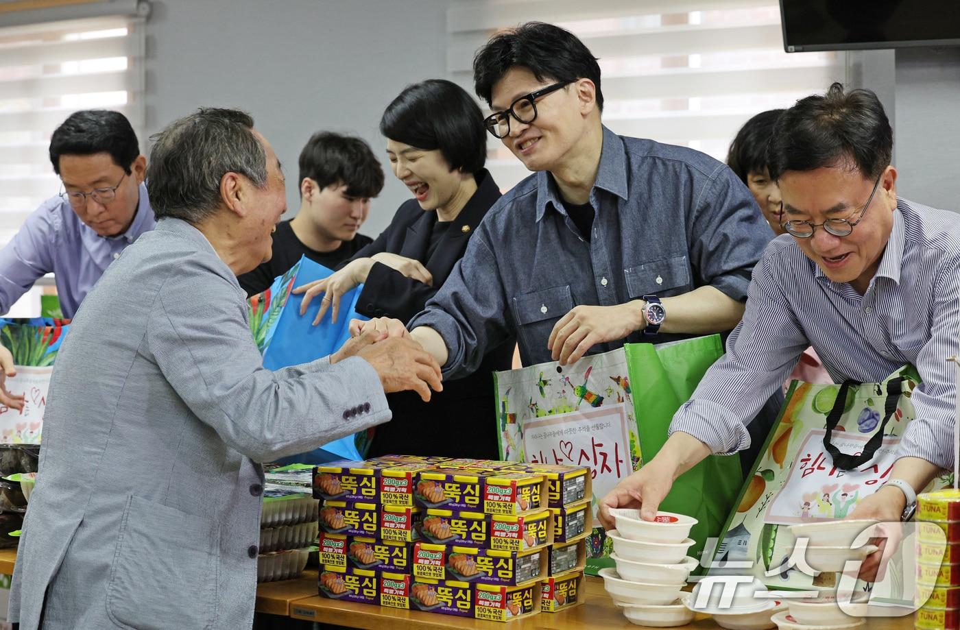 한동훈 국민의힘 대표가 13일 오전 서울 관악구의 한 보육원에서 추석을 맞아 아동복지센터 가정으로 전달할 사랑의 도시락 봉사활동을 하고 있다. 2024.9.13/뉴스1 ⓒ News1 장수영 기자